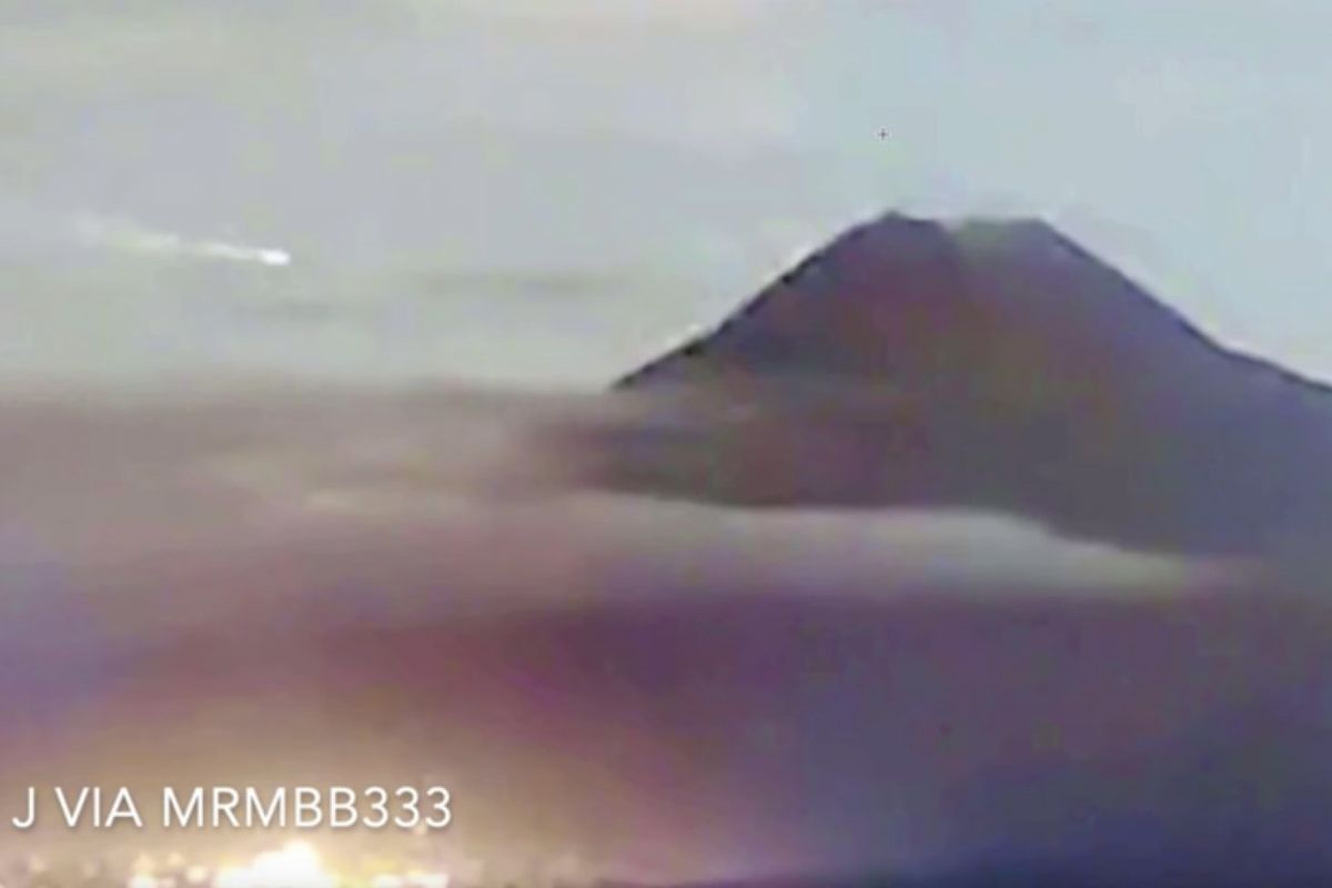 Gambar cuplikan video asteroid menabrak Gunung Merapi. Video ini dikirimkan Jenni J dan diunggah di akun Youtube, MrMBB333. Video ini viral, setelah Gunung Merapi di Jawa Tengah itu luncurkan awan panas pada Selasa (3/3/2020) lalu.