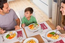 Pentingnya Makan Bersama dalam Pola Asuh Anak
