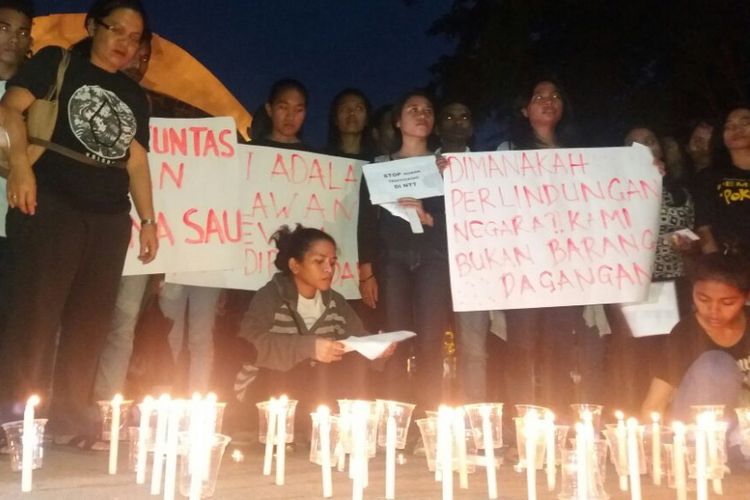 Warga Kota Kupang, Nusa Tenggara Timur (NTT) gelar aksi 1.000 lilin di depan Kantor Gubernur NTT, Senin (19/2/2018).