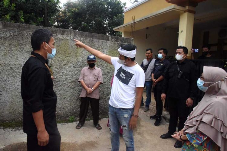 Anggota DPRD Dedi Mulyadi membongkar tembok beton yang membelah jalan sehingga menghalangi garasi satu rumah warga di Kompleks Puskopad, Kelurahan Ciseureuh, Kecamatan Purwakarta, Kabupaten Purwakarta.