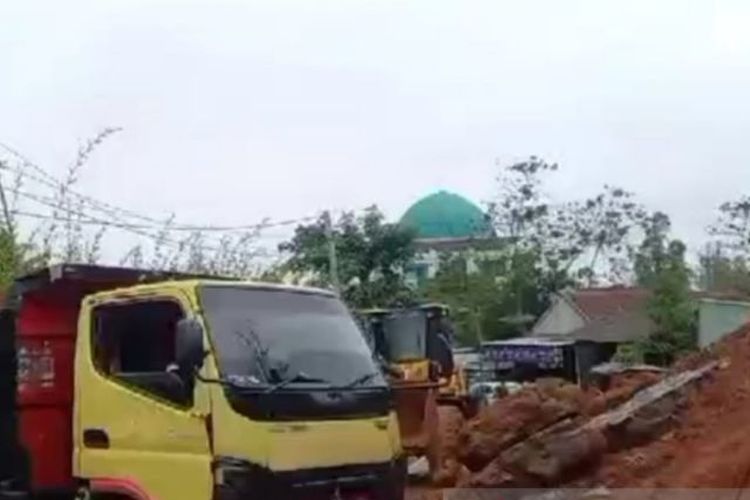 Pemkab Cianjur, Jawa Barat, menyiagakan sejumlah alat berat di wilayah selatan guna penanganan cepat ketika terjadi bencana alam, seperti yang terjadi di Jalan Raya Sindangbarang, beberapa waktu lalu.  
