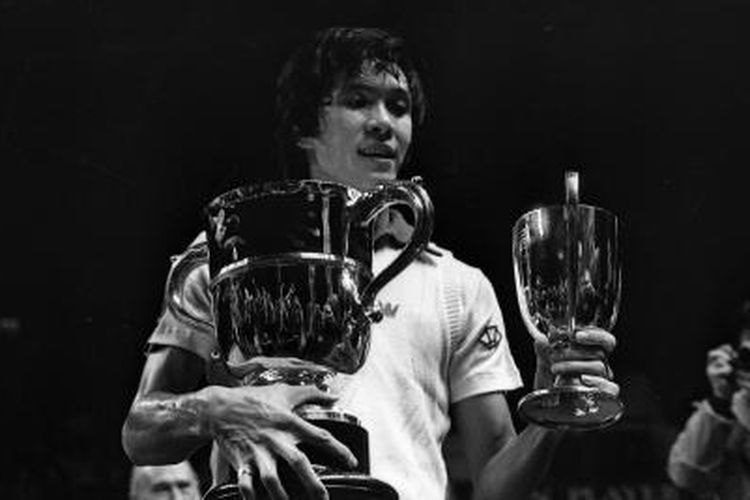Liem Swie King dan piala kemenangannya sebagai juara tunggal putra All England di London pada Maret 1978.
