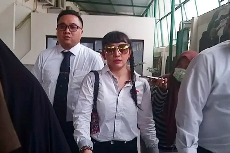 Artis peran Roro Fitria saat mendatangi Pengadilan Negeri Jakarta Selatan, Kamis (4/10/2018).