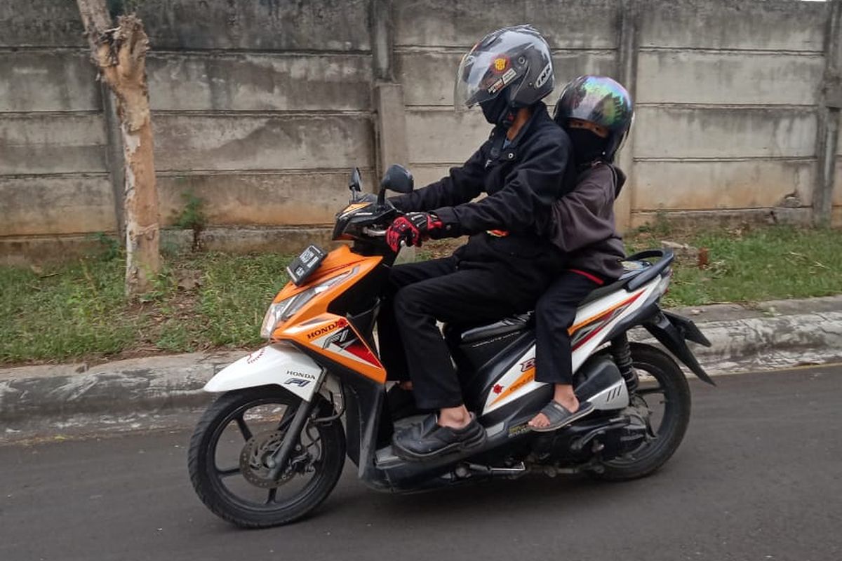 Membonceng anak menggunakan sepeda motor