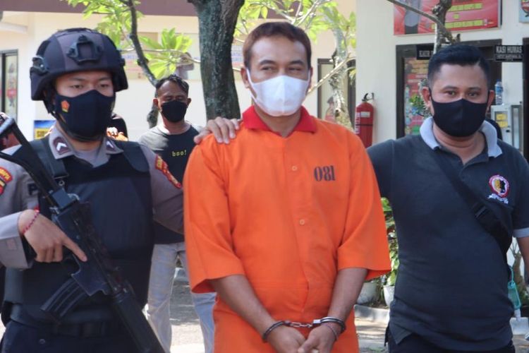 Pelaku pengedar narkoba jenis sabu-sabu saat diamankan di Polres Jembarana, Bali, Kamis (30/6/2022).