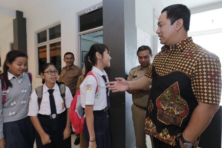Hari ini, Wali Kota Hendrar yang karib disapa Hendi ini bertandang meninjau pelaksanaan UNBK SMP. Ujian itu dilaksanakan oleh 170 SMP dan 35 MTs di seluruh Kota Semarang.
