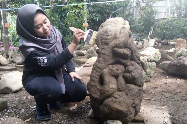 Warga temukan dugaan artefak puluhan patung Ganesha dan manusia  kerdil di Objek Wisata Batu Mahpar Kecamatan Leuwisari Kabupaten Tasikmalaya, Selasa (11/2/2020).
