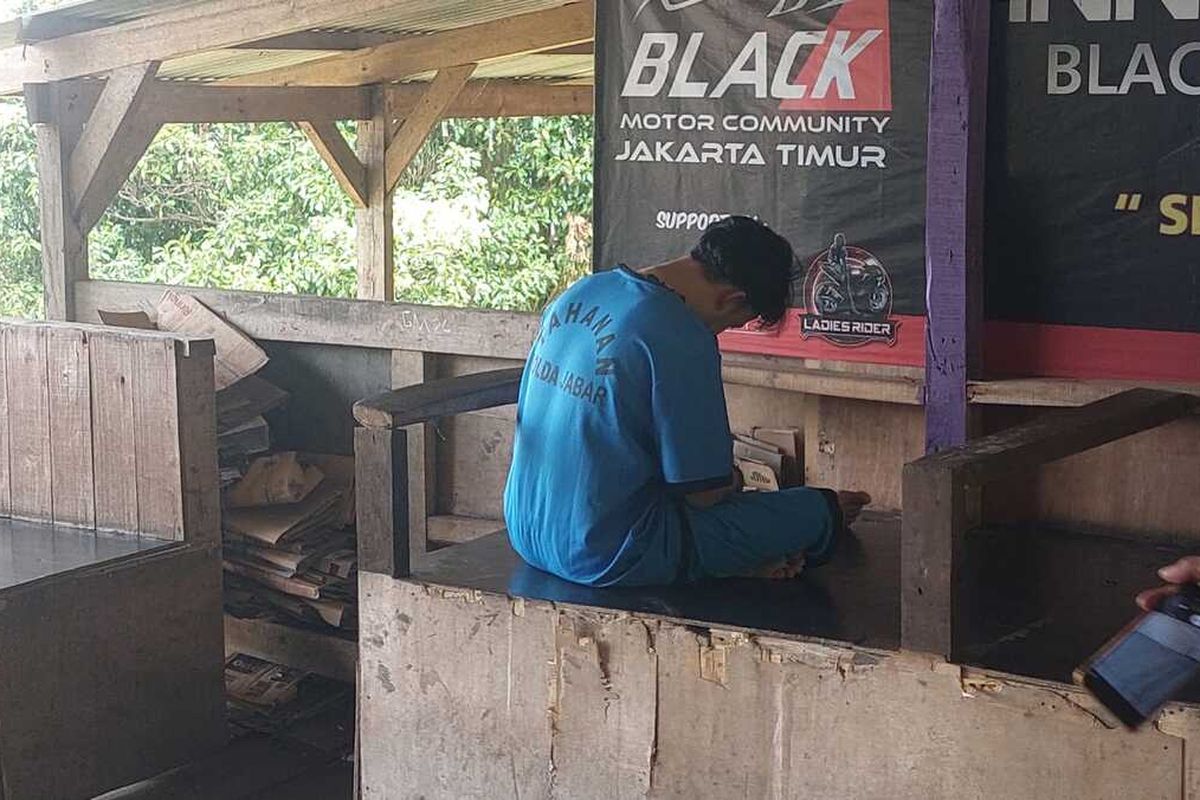 Polisi melakukan olah TKP kasus mayat perempuan yang terbungkus selimut dengan menghadirkan para pelaku di lokasi korban dibunuh yakni di Kecamatan Babakan Madang, Kabupaten Bogor, Jawa Barat, Jumat (1/3/2024).