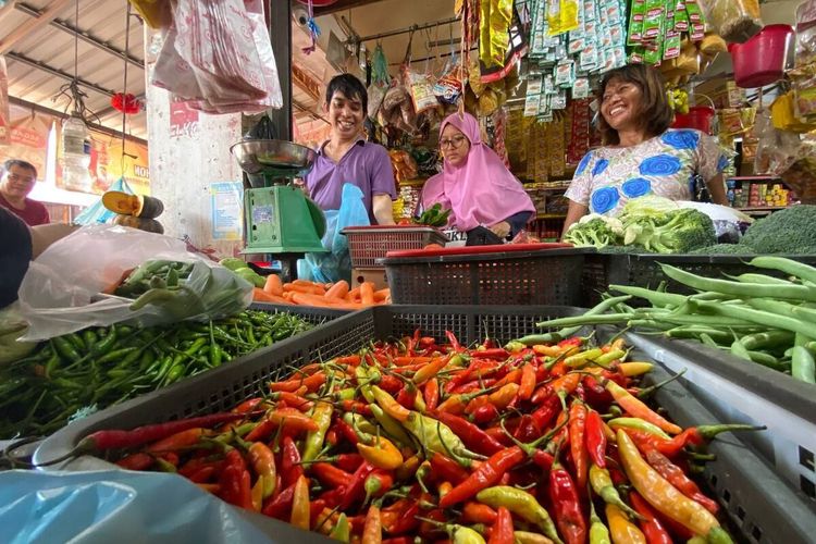 Harga sejumlah jenis cabai di seluruh pasar tradisional di Batam, Kepulauan Riau (Kepri) akhirnya turun harga. Harga cabe rawit, cabe merah, cabe setan, cabe keriting, hingga cabe hijau terpantau turun harga 100 persen.