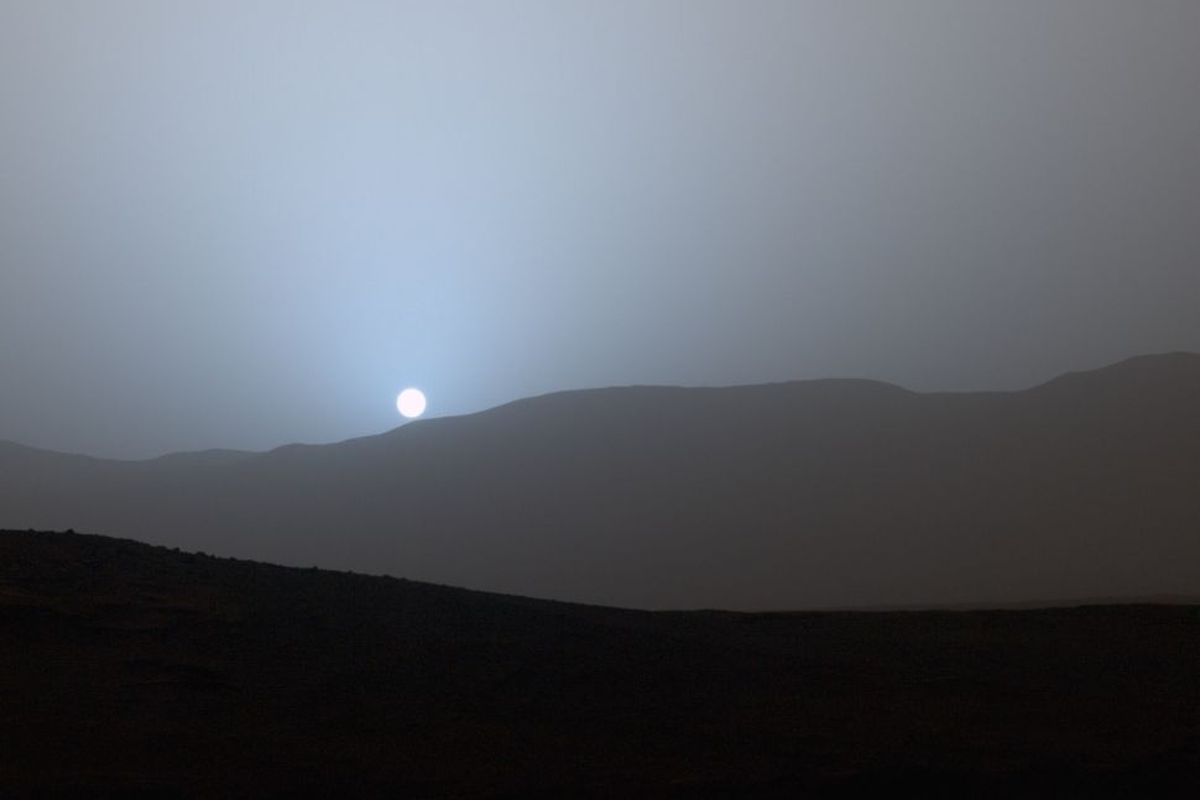 Matahari terbenam di Planet Mars, diambil oleh rover Spirit pada 2005.