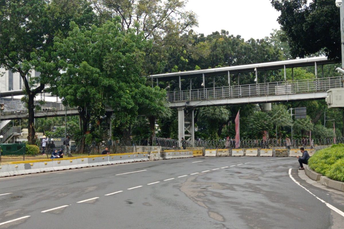 Arus lalu lintas di Jalan Medan Merdeka Barat, Gambir, Jakarta Pusat, ditutup sementara setelah adanya aksi unjuk rasa mahasiswa tolak kenaikan harga BBM, Kamis (8/9/2022).