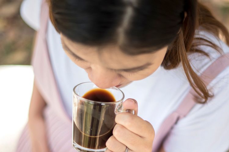 Alasan mengapa minum kopi di pagi hari buruk bagi kesehatan.