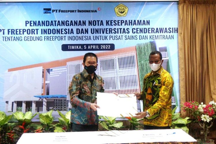 Penandatanganan nota kesepahaman pembangunan gedung Uncen dilakukan oleh Presiden Direktur PTFI Tony Wenas dan Rektor Uncen Apolo Safanpo pada Selasa, 5 April 2022, di Hote; Rimba Papua, Timika.