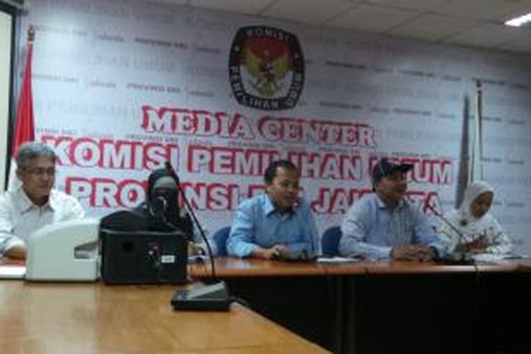 Ketua KPU DKI Jakarta Sumarno (tengah) bersama Kepala Bawaslu DKI Jakarta Mimah Susanti (kanan, paling ujung).