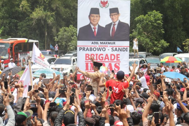 Calon Presiden nomor urut 02 Prabowo Subianto bersilahturahmi dengan ribuan masyarakat Jawa Tengah di lapangan Desa Slinga, Kecamatan Kaligondang, Kabupaten Purbalingga, Rabu (13/2/2019). 