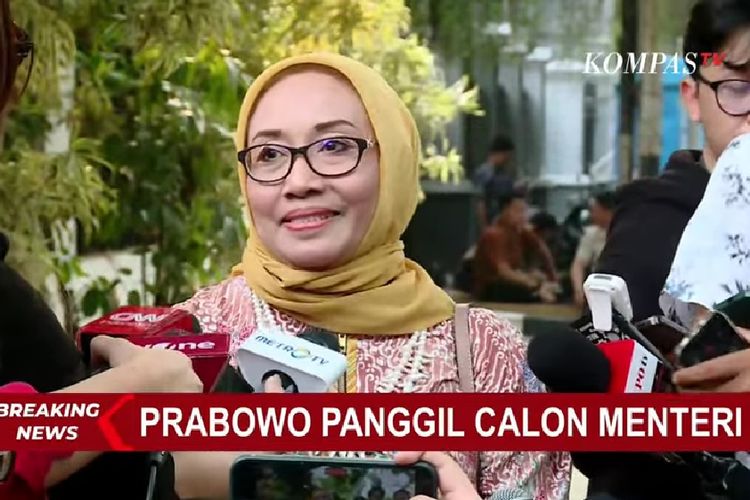 Menteri PPA Hj Arifah Fauzi menjabat Ketua PP Muslimat NU. Foto: Arifah saat memberikan keterangan pers setelah bertemu presiden terpilih Prabowo Subianto di kediaman Prabowo, Jalan Kertanegara IV, Jakarta, Senin (14/10/2024),