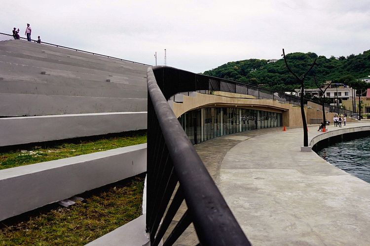 Plaza tempat duduk yang luas untuk para wisatawan dan masyarakat menikmati matahari terbenam, atau sambil menunggu kapal.