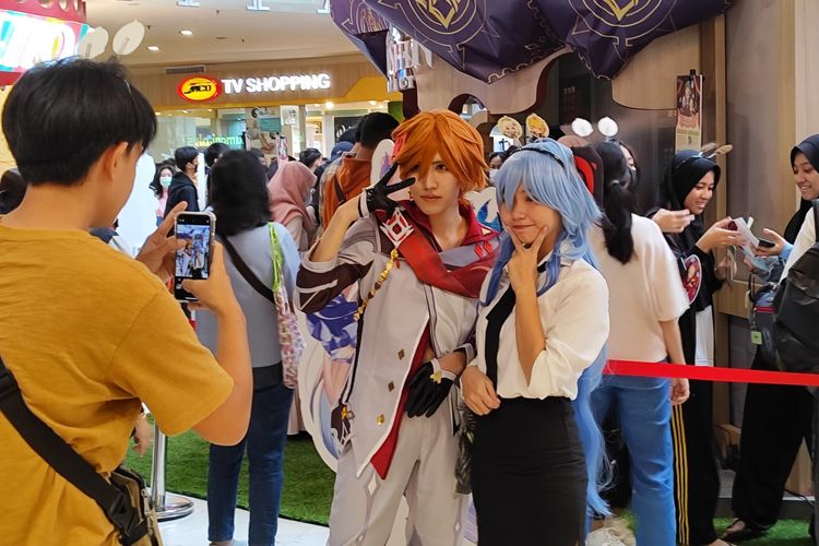 Pengunjung dan cosplayer berfoto bersama di salah satu titik di Hoyo Fest 2023.