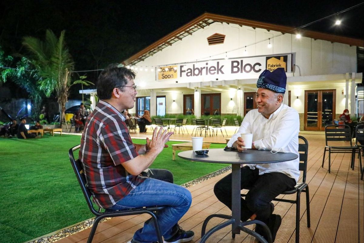 Menteri Koperasi dan Usaha Kecil Menengah (MenKopUKM), Teten Masduki berbincang dengan pengelola Fabriec Blok.