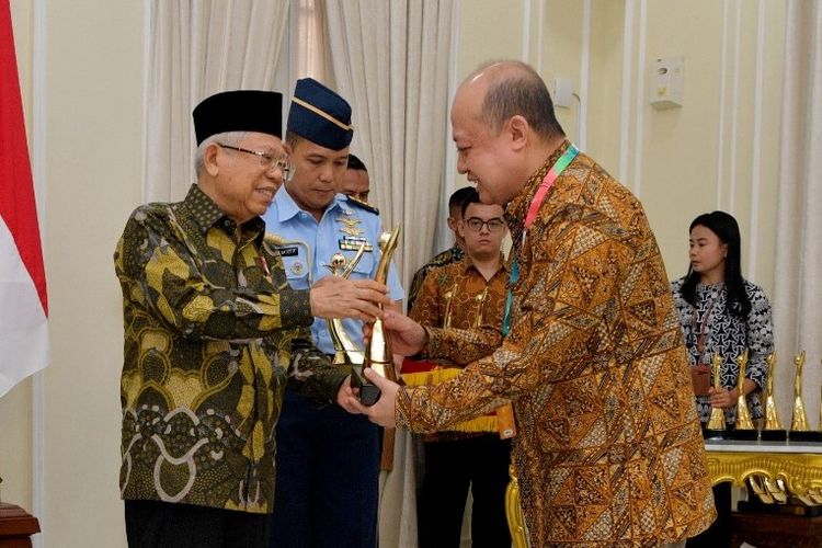 Direktur Utama Pupuk Kaltim Bakir Pasaman menerima piala penghargaan Proper Nasional peringkat Emas dari Wakil Presiden RI Maaruf Amin, di Istana Wakil Presiden, Rabu (8/1/2019)