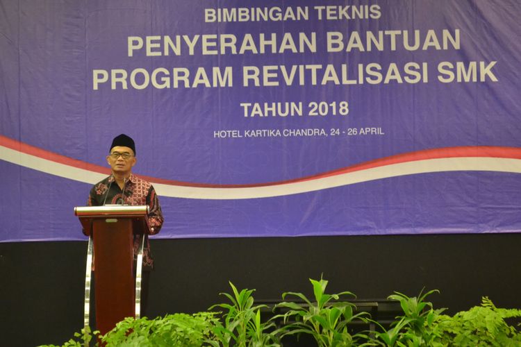 Setelah membuka acara penyerahan bantuan program revitalisasi SMK (25/4/2018), Mendikbud  menyempatkan diri berbincang santai dengan jurnalis menjelaskan pekan Hardiknas.