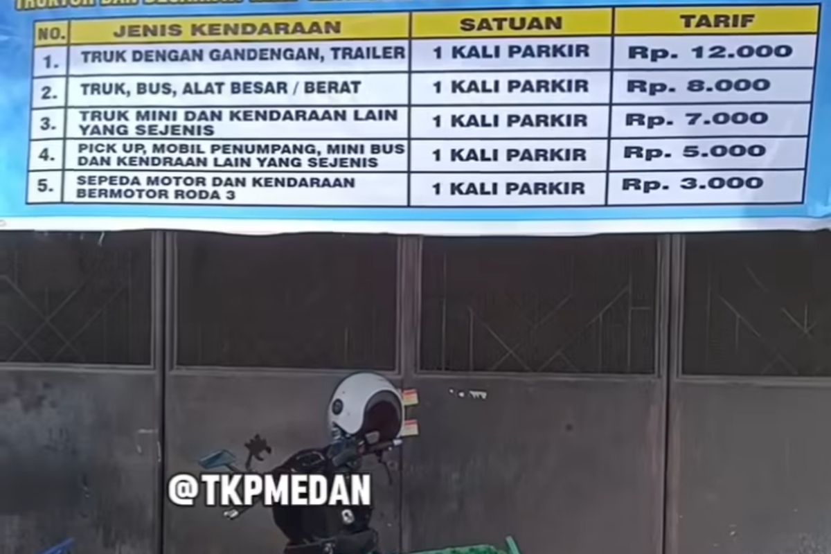 Potongan gambar spanduk berisikan tarif parkir yang baru di Kota Medan