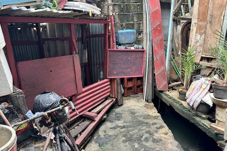 Bilik WC umum yang digunakan warga Gang Kelinci untuk BAB di kali