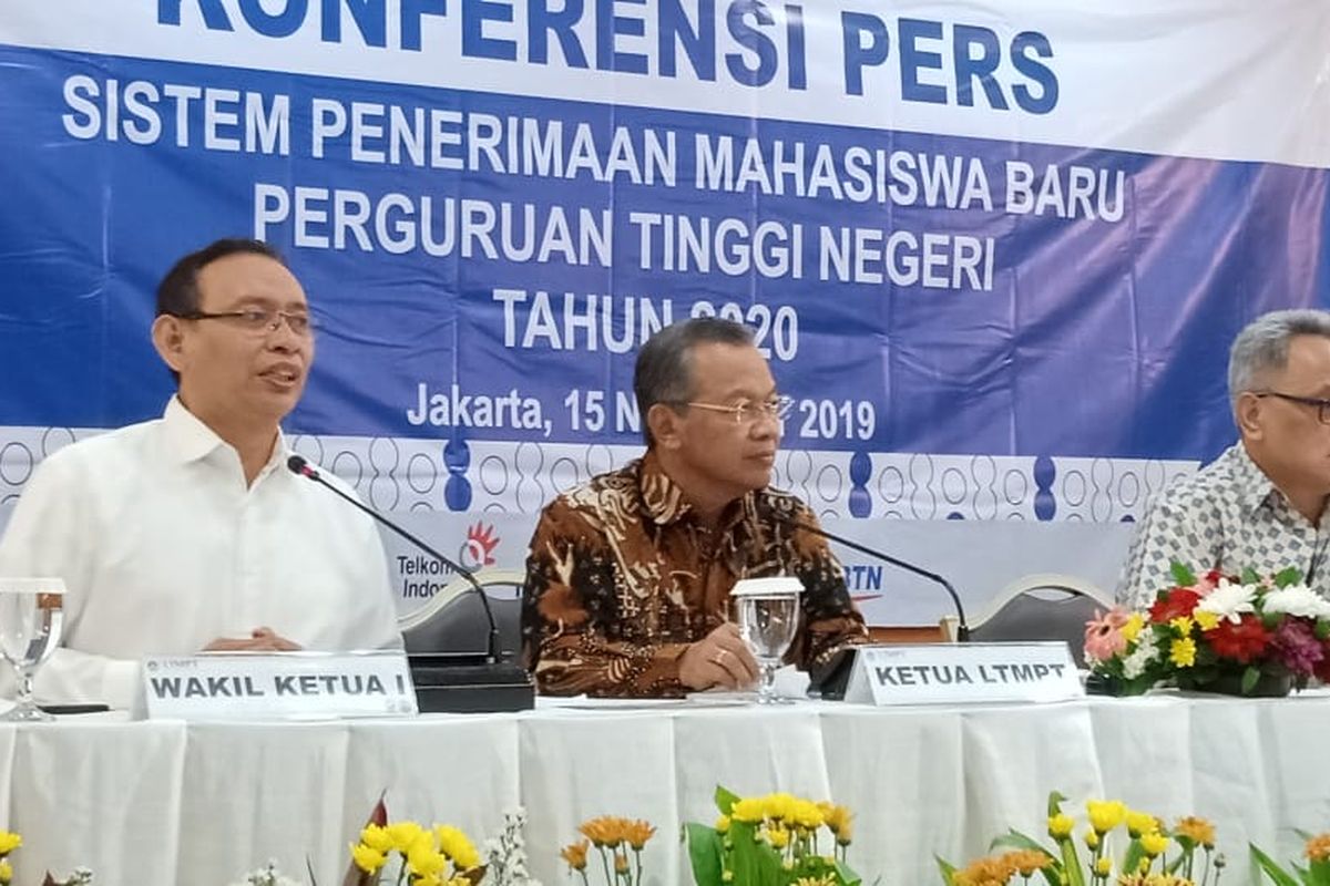 Peluncuran Sistem Penerimaan Mahasiswa Baru 2020 dilakukan oleh Direktur Jenderal Pembelajaran dan Kemahasiswaan (Dirjen Belmawa) Prof. lsmunandar yang mewakili Menteri Pendidikan dan Kebudayaan. lkut serta mendampingi Prof. Ravik Karsidi, Prof. Mohammad Nasih (Ketua LTMPT), Prof. Dr. Sutrisna Wibawa (Wakil Ketua 11), serta Prof. Syafsir Akhlus (Pengurus MRPTNl) di Gedung D Kemendikbud (15/11/2019).