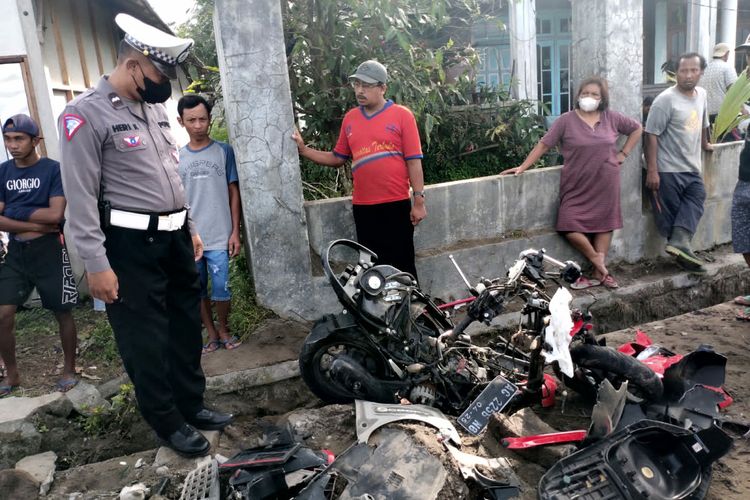 Sepeda motor Honda Scoopy hancur setelah ditabrak truk pasir dan terseret hingga 50 meter di Desa Kedawung, Kecamatan Nglegok, Kabupaten Blitar, Jumat (6/1/2023). Akibat kecelakaan itu, pengemudi sepeda motor tewas di lokasi kejadian.