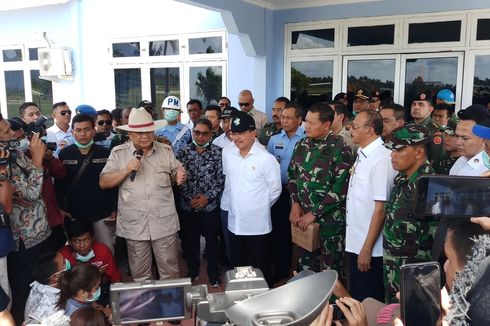 Prabowo dan Terawan Temui WNI di Karantina Natuna Pakai Masker Biasa