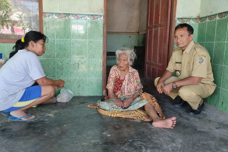 Mbah Rukmi di teras rumahnya yang berada di Kecamatan Kedungwaru Tulungagung Jawa Timur, Selasa (16/05/2023)