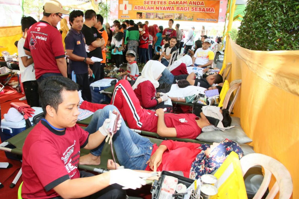 Suasana donor darah saat peluncuran program Desa dan Kecamatan Sadar Donor Darah di Kabupaten Banyuwangi, Minggu (16/7/2017)