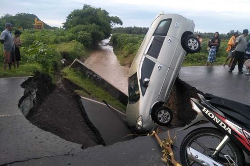 Jembatan Putus di NTB, 1 Mobil dan 2 Motor Terperosok