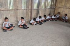 Tak Ada Meja dan Kursi, Siswa SD di Sikka Belajar Lesehan