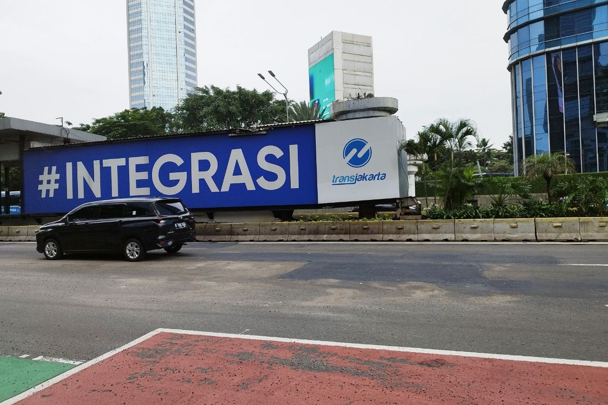 Jalan Sudirman yang rusak di depan Halte Tosari, Jakarta Pusat, pada Jumat (24/2/2023).