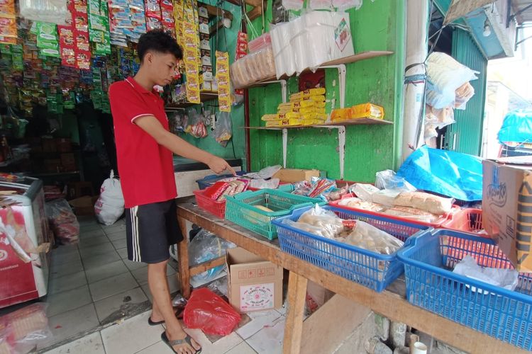 Lokasi tempat perempuan membuang bayi di sebuah toko di Pasar Kayu Tinggi, Cakung Timur, Cakung, Jakarta Timur, Rabu (19/7/2023).