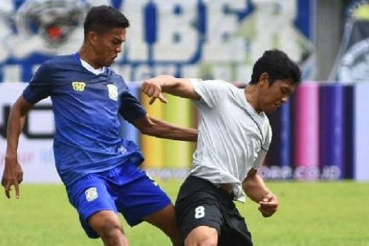Gelandang Persela Lamongan, Eka Ramdani, tengah berupaya melewati penjagaan pemain Persiba Balikpapan pada laga Piala Presiden 2017, Senin (6/2/2017). 
