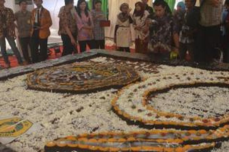 Brownis Mocav, buatan civitas Universitas Jember berhasil memecahkan rekor Muri sebagai brownis terbesar, Kamis (23/10/2014).