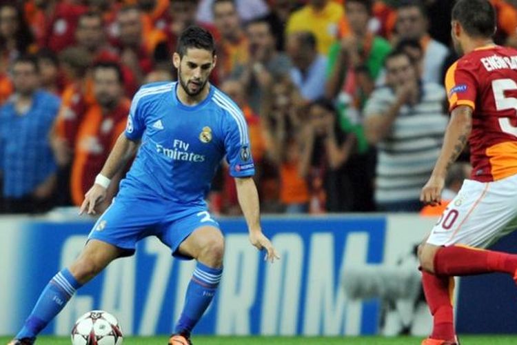 Gelandang Real Madrid, Isco, berusaha melewati salah satu pemain Galatasaray dalam pertandingan perdana penyisihan Grup B Liga Champions, Rabu atau Kamis (18/9/2013). 