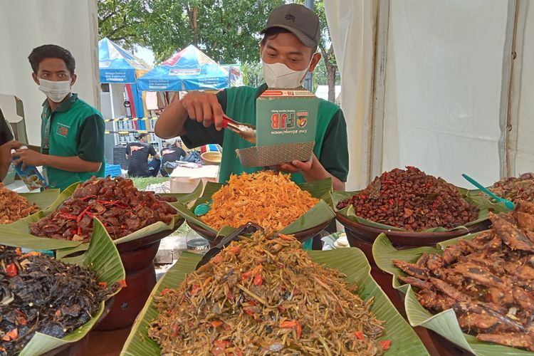 Dokumentasi penjual nasi pedes bali made di Festival Jajanan Bango 2022.