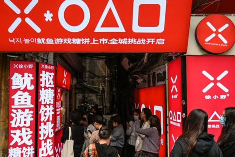 Squid Game begitu populer di China sampai menginspirasi barang-barang dagangan, seperti toko di Shanghai ini yang menjual penganan yang ditampilkan dalam acara tersebut. [VIA BBC INDONESIA]