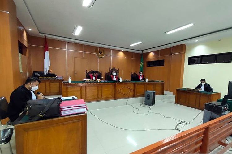 Jaksa menuntut hukuman mati terhadap anggota DPRK Bireuen dan dua rekannya di PN Idi, Aceh Timur, Rabu (27/10/2021). 
