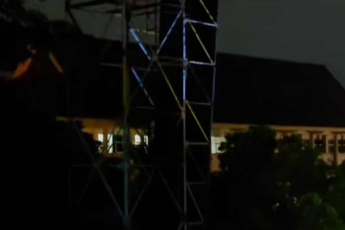 Video viral di salah satu akun TikTok menunjukkan seorang mahasiswa diduga hendak melakukan percobaan bunuh diri. 