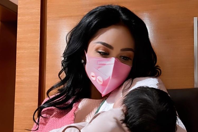 Krisdayanti menggendong cucu pertamanya yang lahir dari rahim Aurel Hermansyah, anak pertama KD.