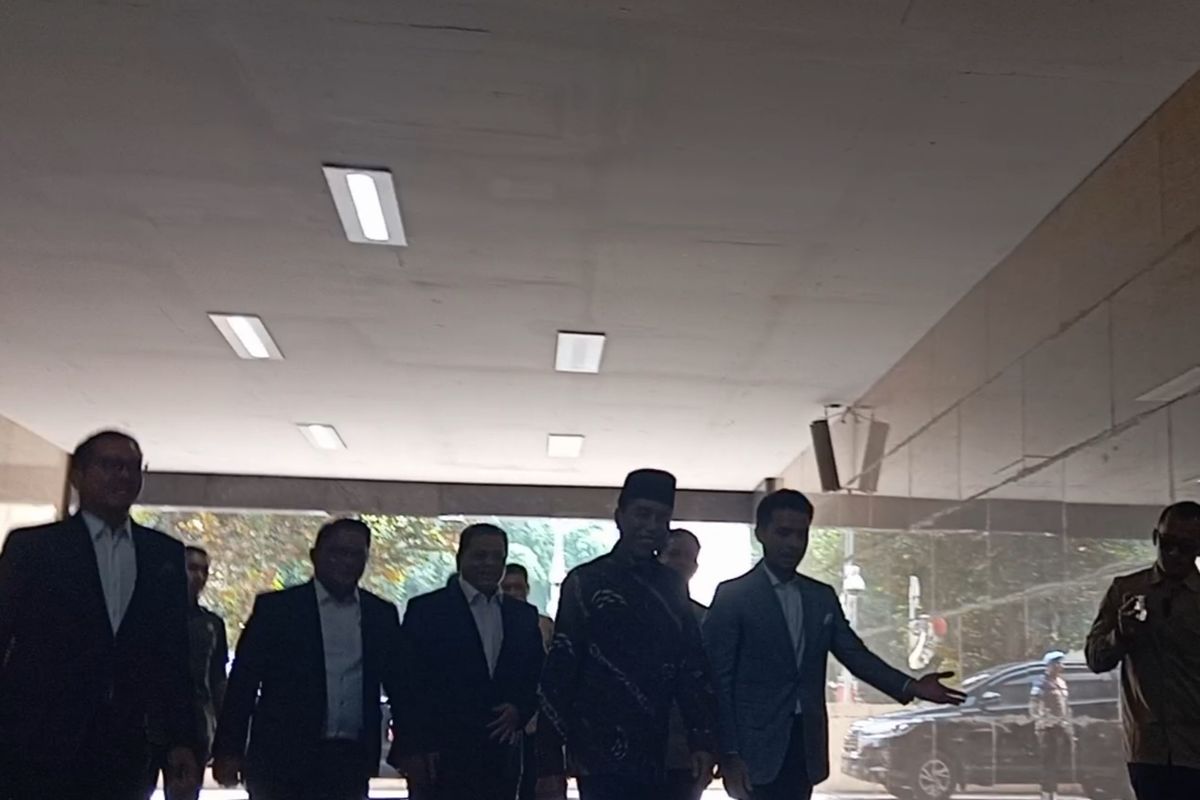 Presiden ke-7 RI, Joko Widodo (Jokowi) telah tiba di Bareskrim Polri, untuk diperiksa terkait dengan dugaan ijazah palsu, Selasa (20/5/2025).