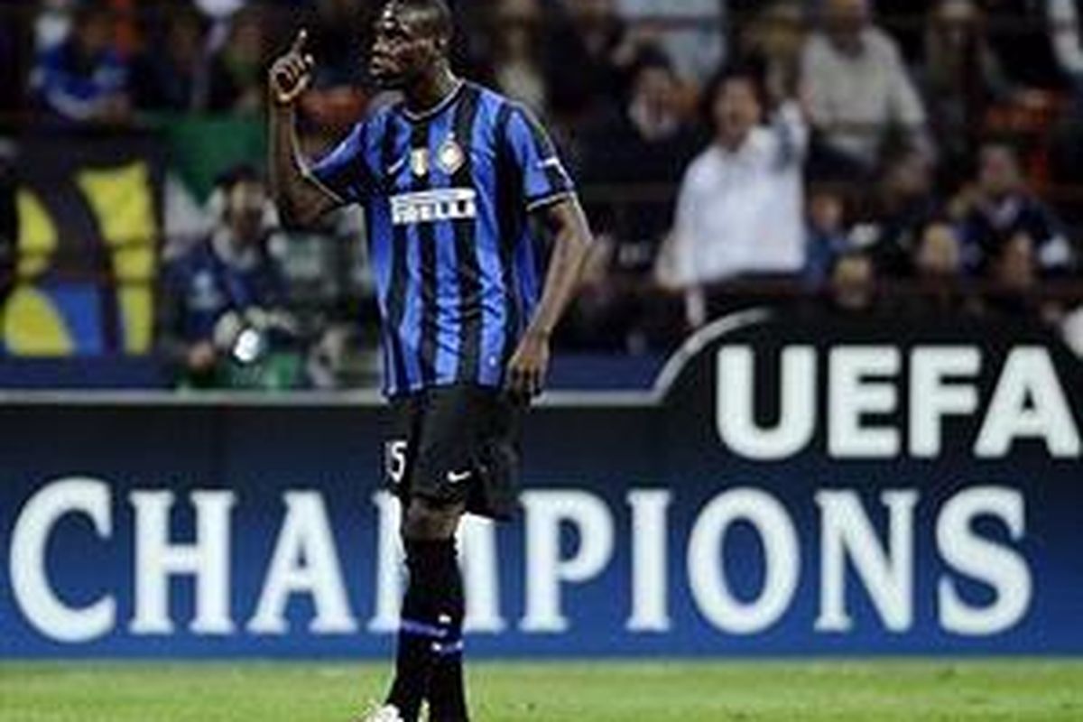 Penyerang Inter Milan, Mario Balotelli, berdebat kusir dengan Interisti, di tengah pertandingan leg pertama semifinal Liga Champions, melawan Barcelona, Selasa (20/4/2010).
