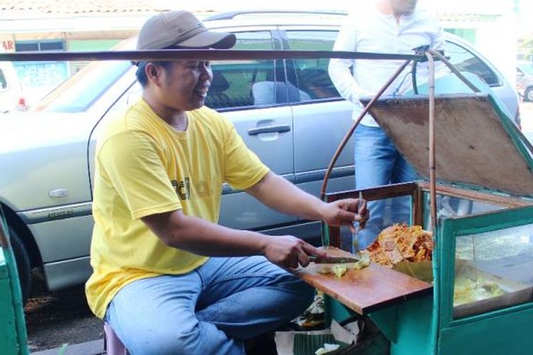 Warga sekitar biasa memanggilnya kang Deden, pria berusia kepala tiga ini sudah dua tahun menggantikan bapaknya yang berjualan cungkring sejak 1975.