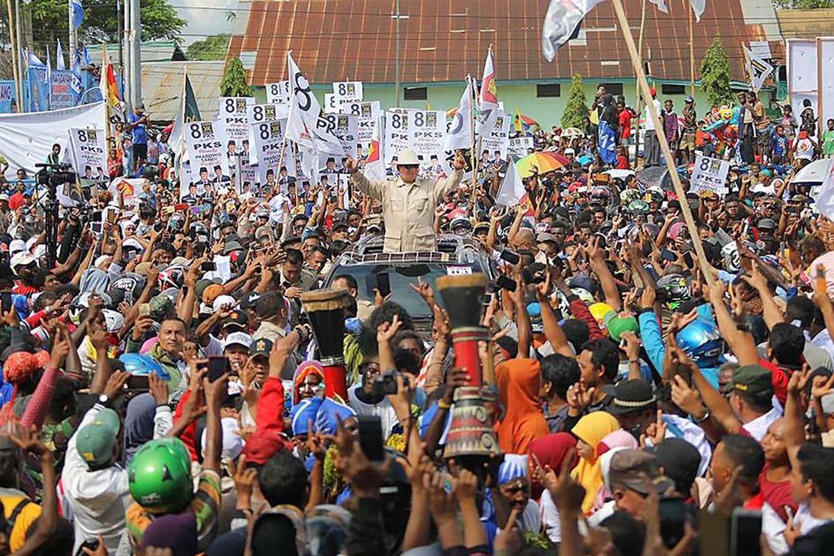 Calon Presiden nomor urut 02 Prabowo Subianto (tengah) menyapa pendukungnya saat melaksanakan kampanye terbuka di Merauke, Papua, Senin (25/3/2019). Pada hari kedua kampanye terbuka Prabowo Subianto menyapa pendukungnya di kawasan Indonesia timur yaitu Merauke, Papua.