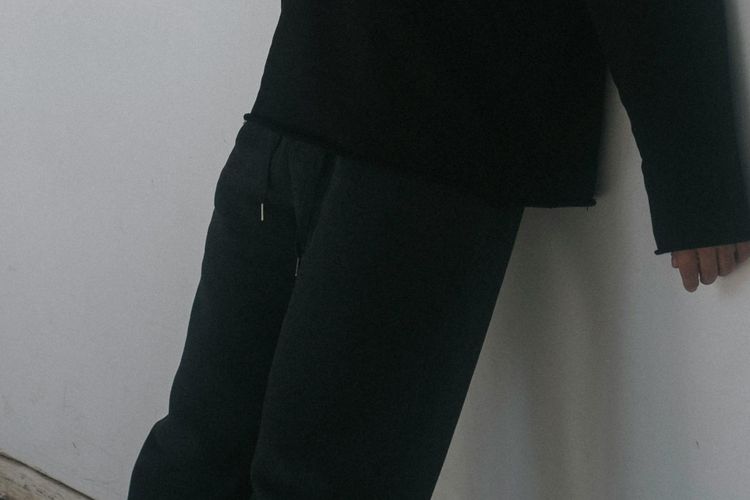 Ilustrasi Pria Memakai Drawstring Pants