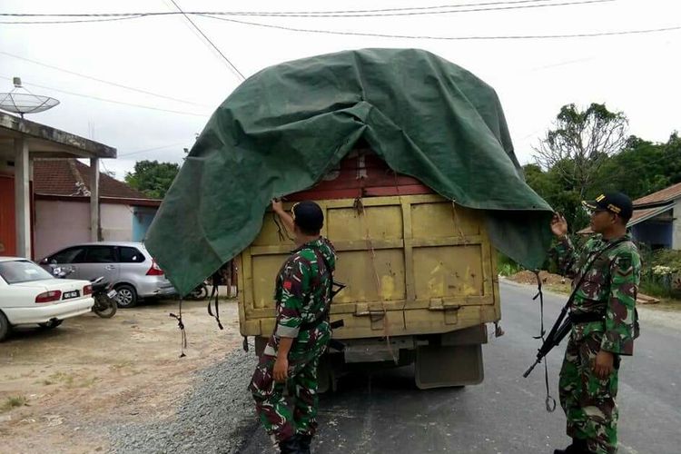 Truk bermuatan 6 ton bawang tanpa dokumen yang diduga berasal dari Malaysia saat diamankan Satgas Pamtas Yonif 511/Dibyatara Yodha, Senin (28/5/2018).